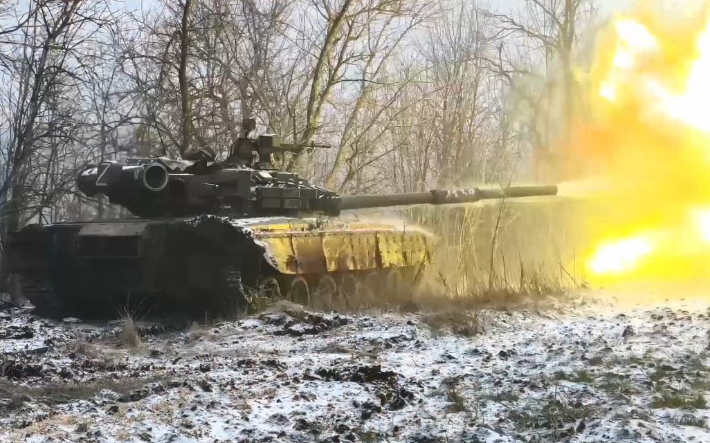 Xe tăng T-80 của Nga nã pháo bắn hạ xe thiết giáp Ukraine ở cự ly xa